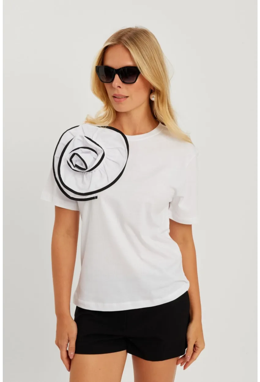 Kadın Beyaz Gül Aksesuarlı T-Shirt SF12740
