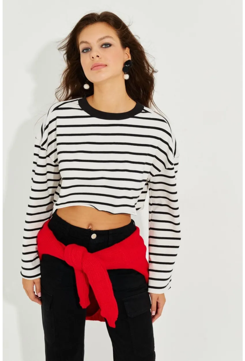 Kadın Beyaz-Siyah Çizgili Crop Sweatshirt EZG501