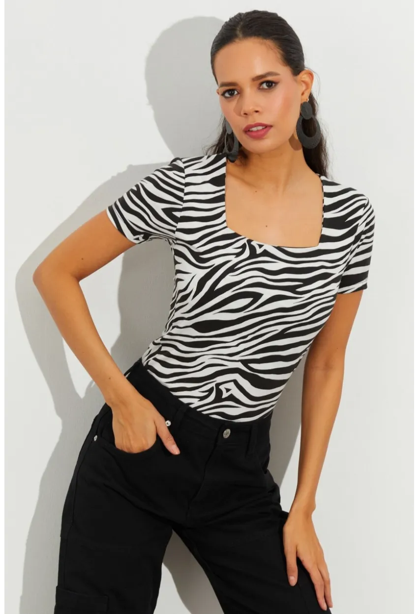 Kadın Beyaz-Siyah Kare Yaka Zebra Desenli Bluz LPP1221