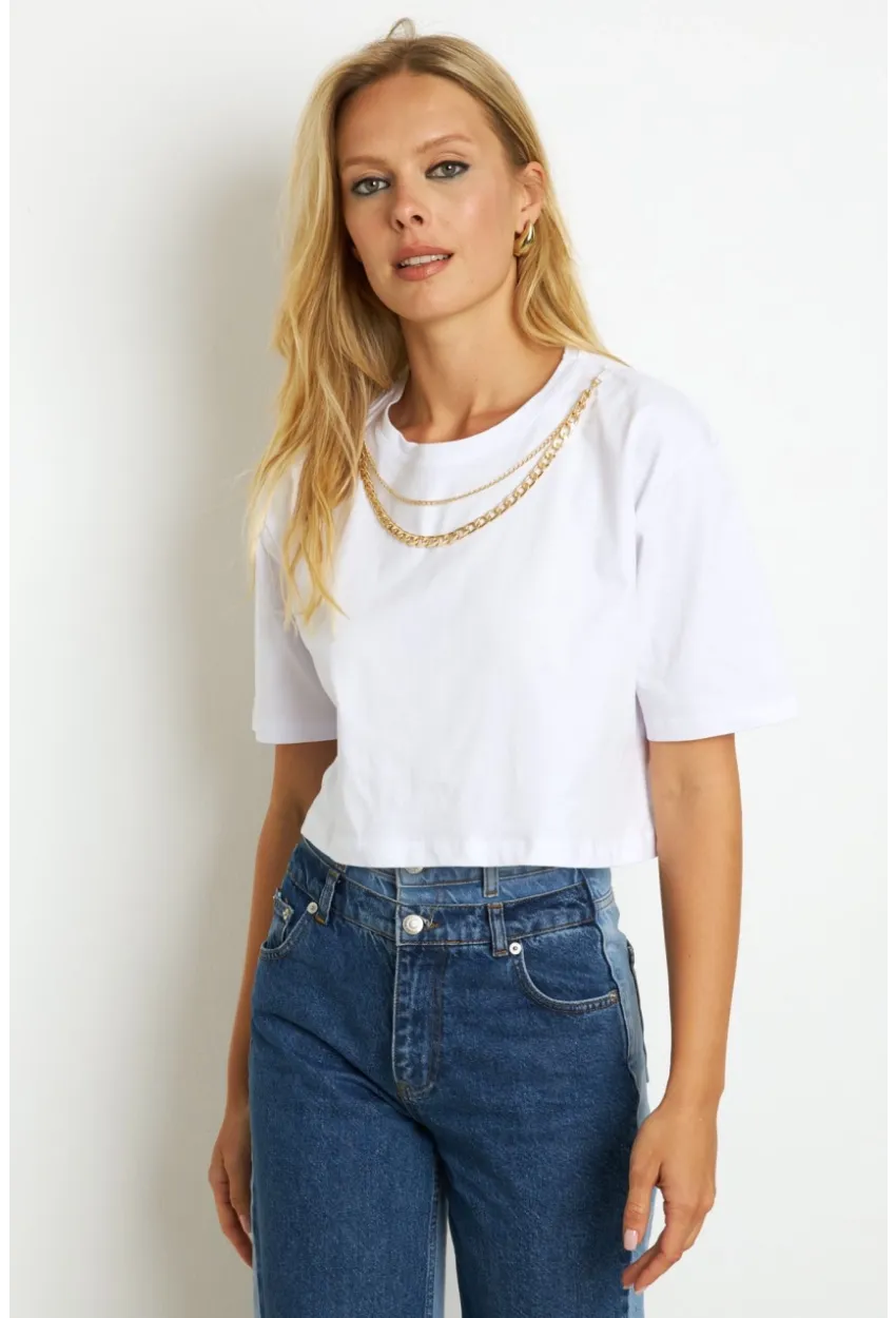 Kadın Beyaz Zincir Aksesuarlı Kısa T-Shirt HT109