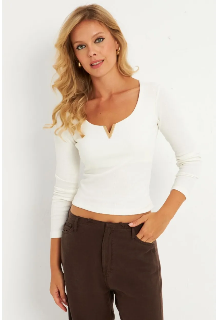 Kadın Ekru Aksesuarlı Kaşkorse Bluz RLO17