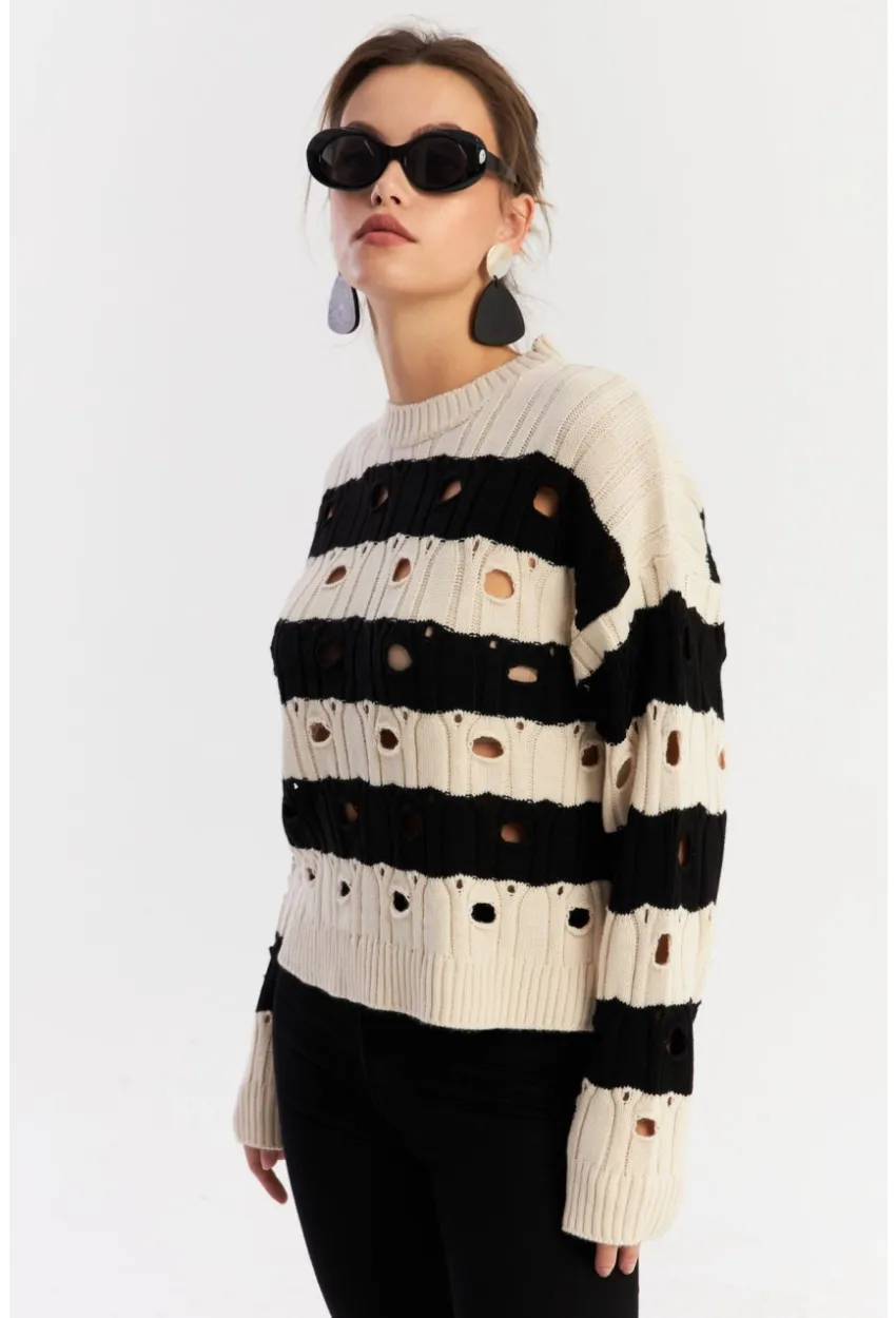 Kadın Ekru-Siyah Çizgili Yırtık Triko Kazak PP2342