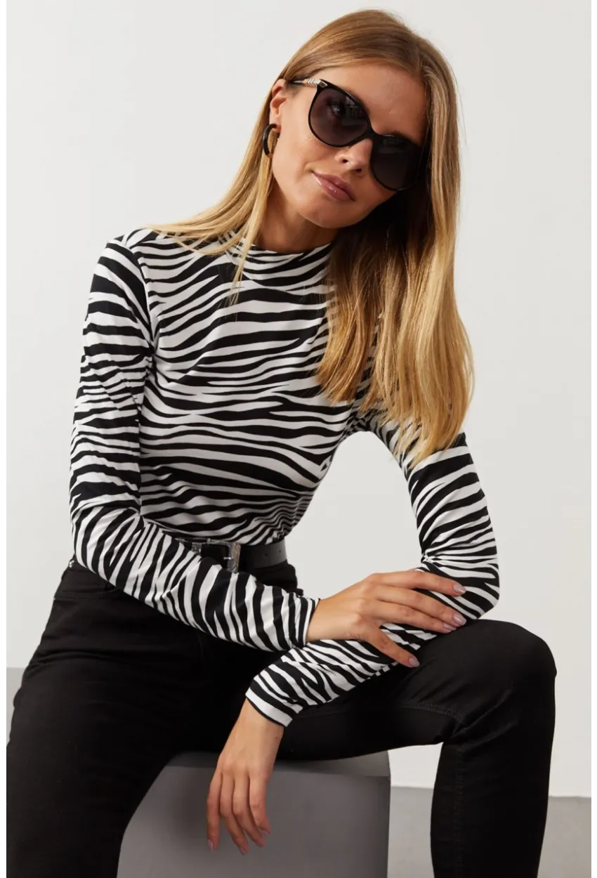 Kadın Ekru-Sıyah Yarım Balıkçı Zebra Desen Bluz LPP1133