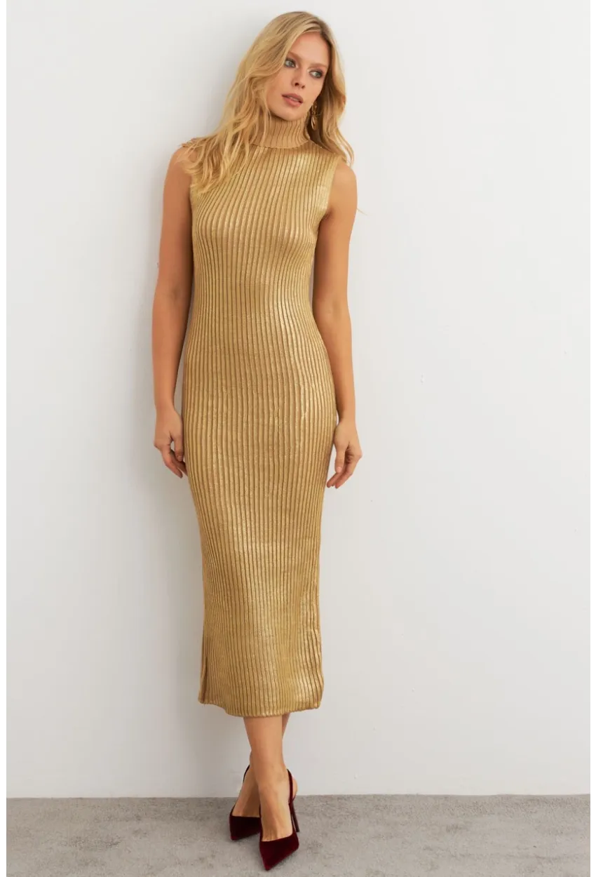 Kadın Gold Rengi Varaklı Balıkçı Maxi Elbise RM599