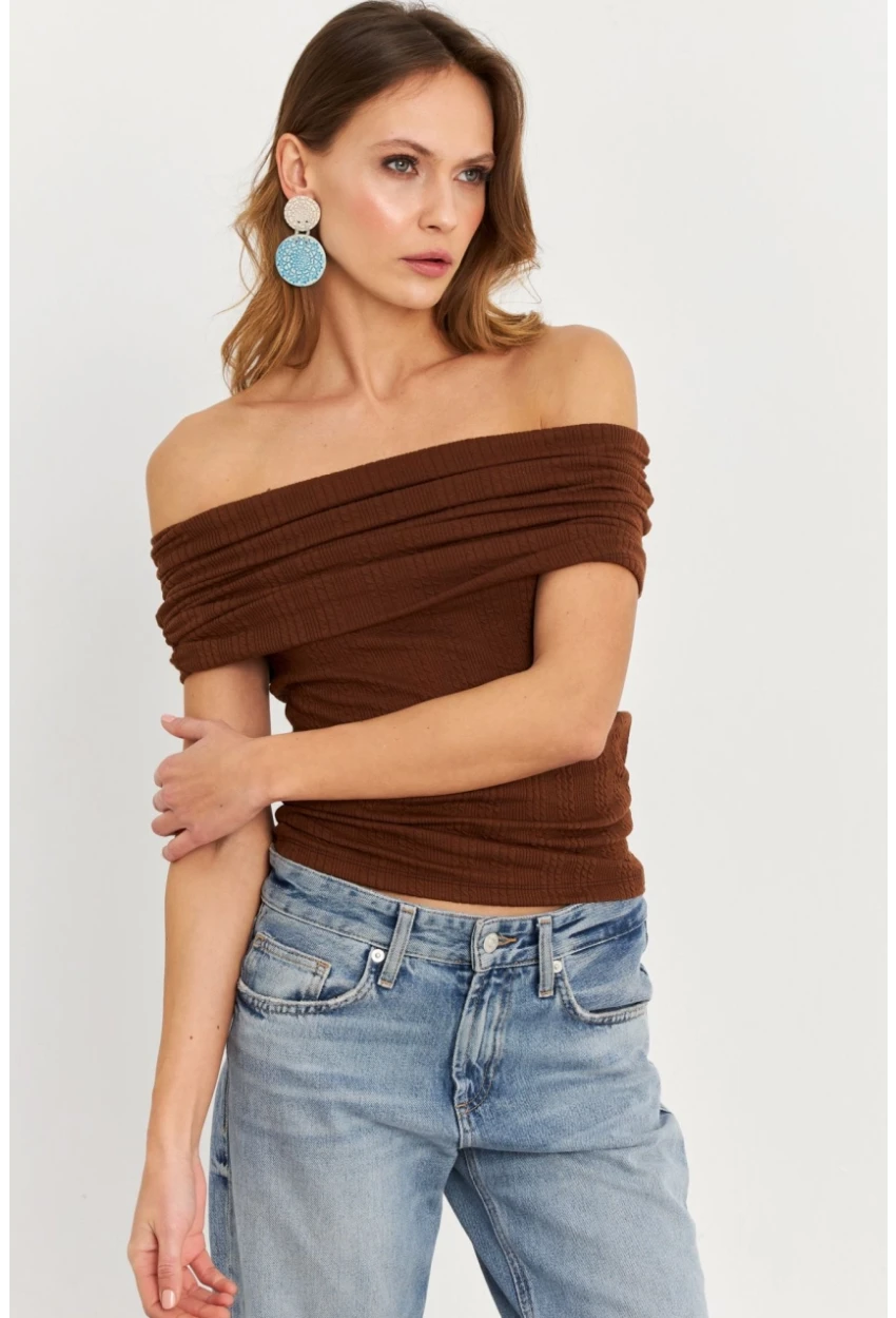 Kadın Kahverengi Kolsuz Madonna Yaka Bluz TF51