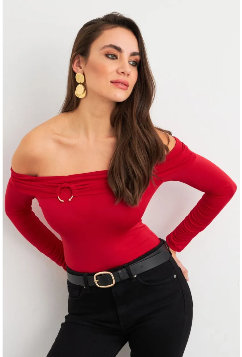 Kadın Kırmızı Halka Aksesuarlı Madonna Yaka Crop Bluz RLO3043