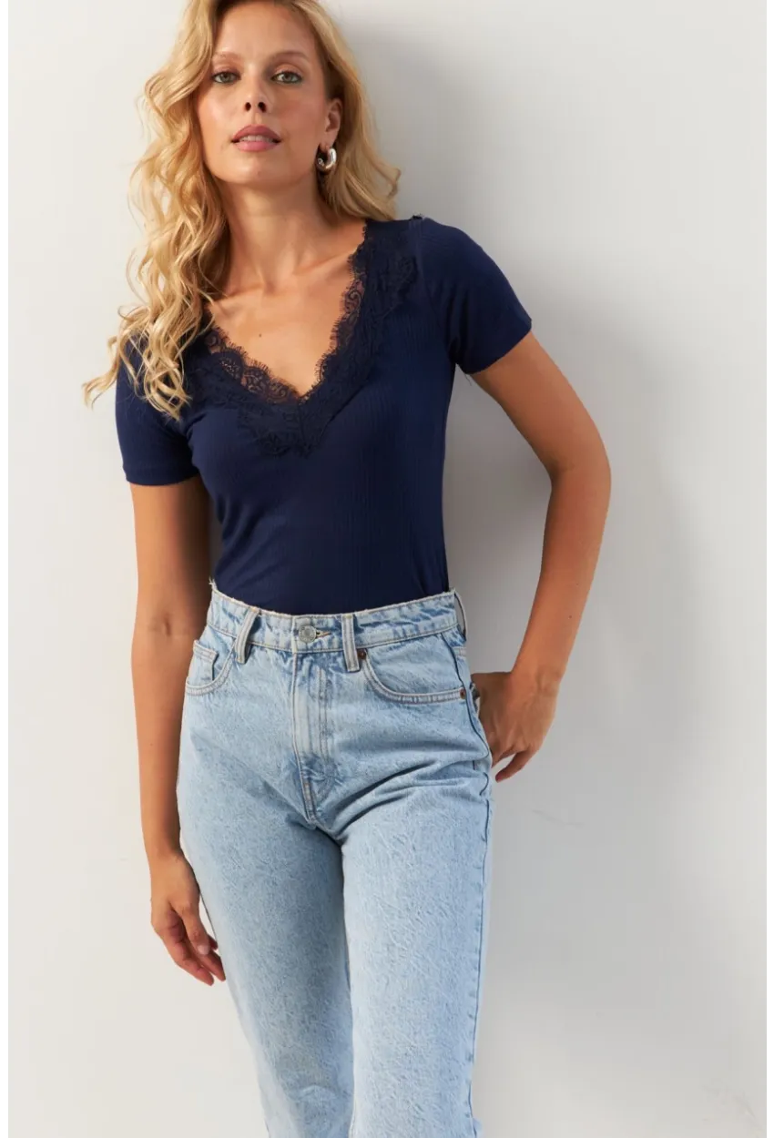 Kadın Lacivert Dantel Detaylı Bluz AYD374