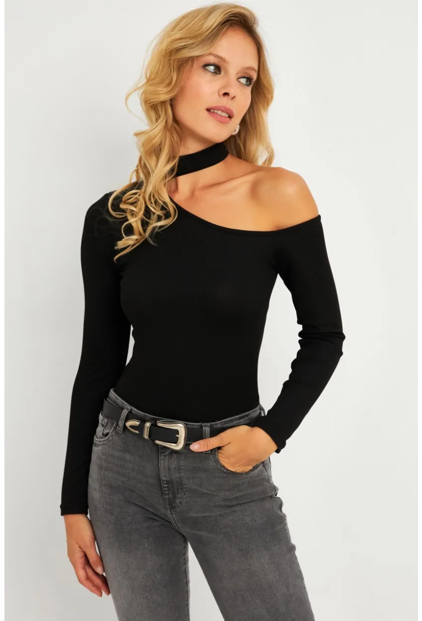 Kadın Siyah Asimetrik Yaka Bluz CG376