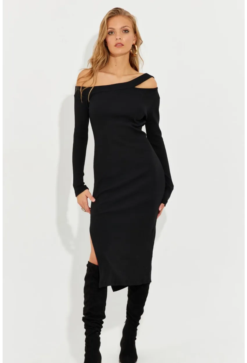 Kadın Siyah Asimetrik Yaka Pencereli Yırtmaçlı Midi Elbise EY2576