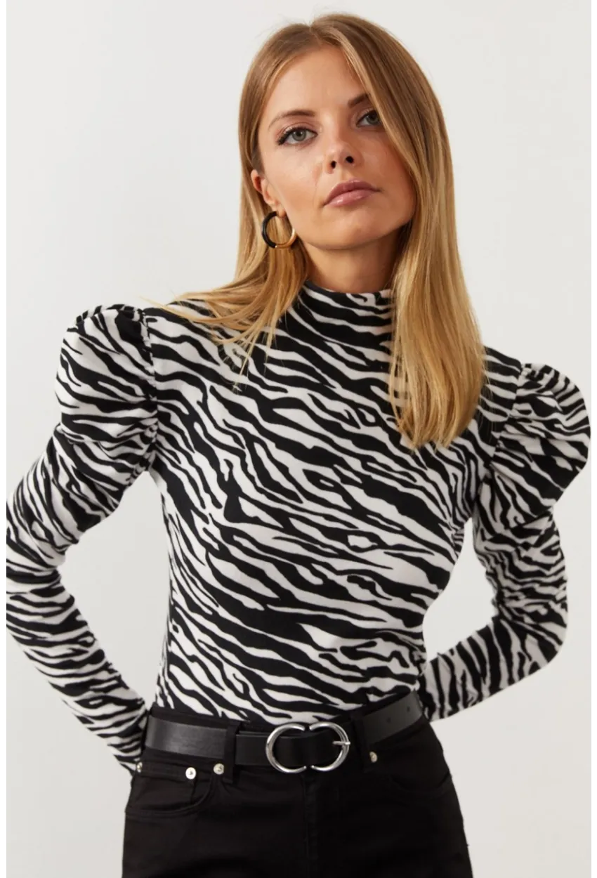 Kadın Siyah-Beyaz Balon Kol Zebra Desen Bluz EY1062