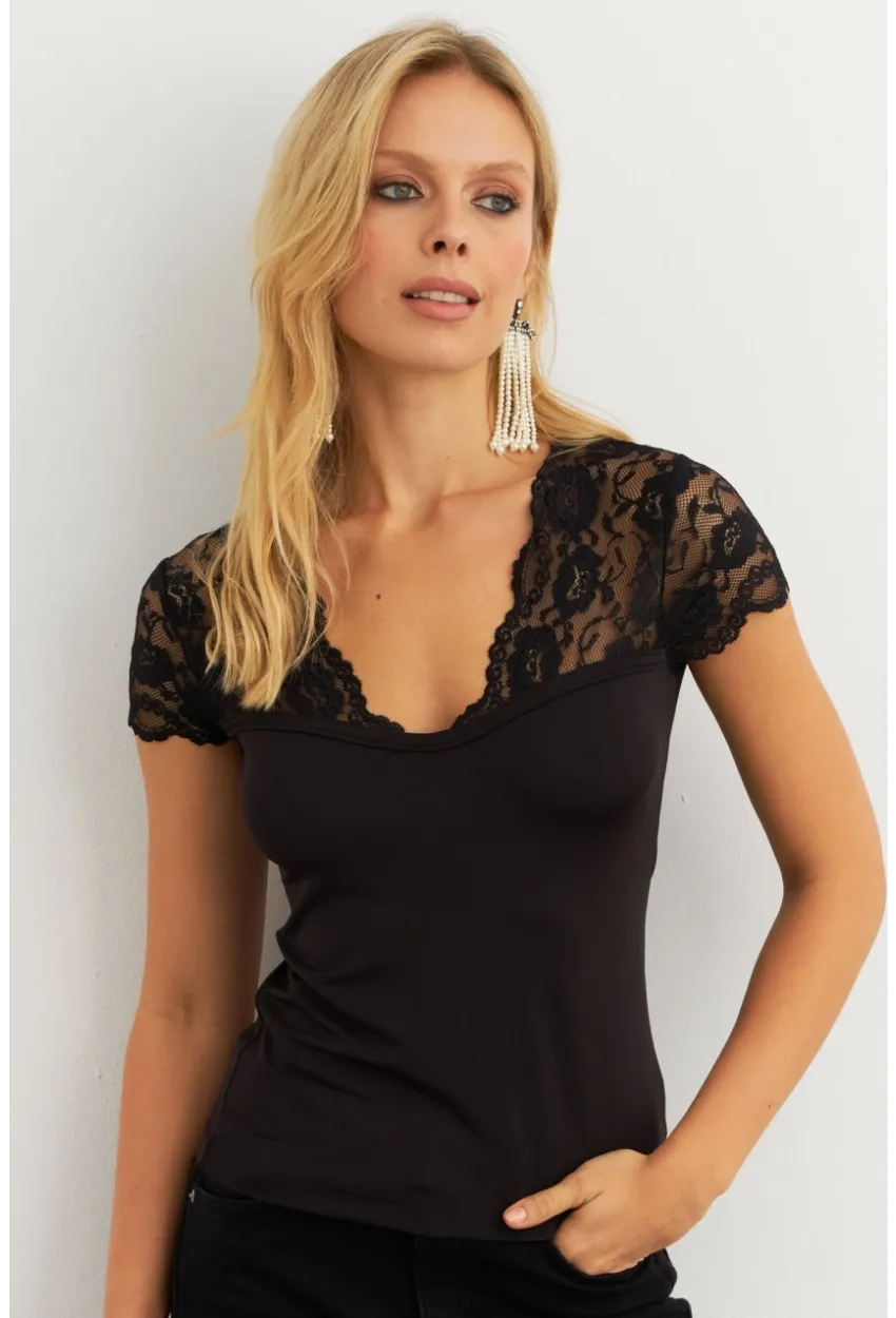 Kadın Siyah Dantelli Bluz EY3006