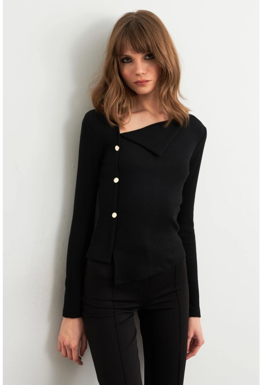 Kadın Siyah Düğme Aksesuarlı Çapraz Yaka Bluz TF52