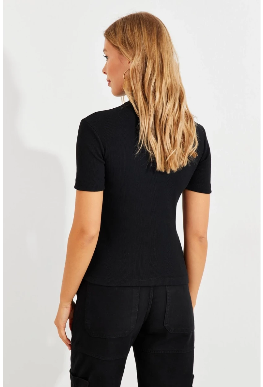 Kadın Siyah Düğme Aksesuarlı Kaşkorse Bluz EY2560