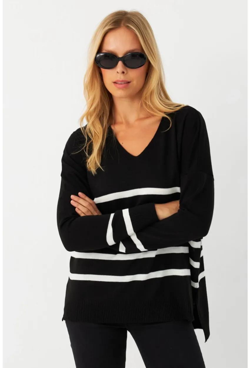 Kadın Siyah-Ekru V Yaka Çizgili Triko Kazak MYİL550