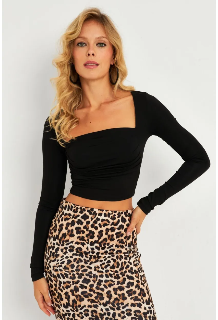 Kadın Siyah Kare Yaka Büzgülü Crop Bluz B5012