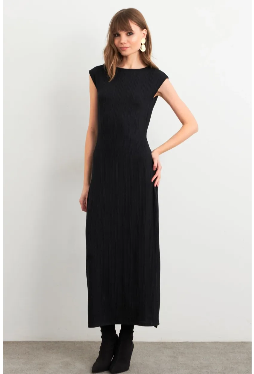 Kadın Siyah Kolsuz Yırtmaçlı Midi Elbise TF60