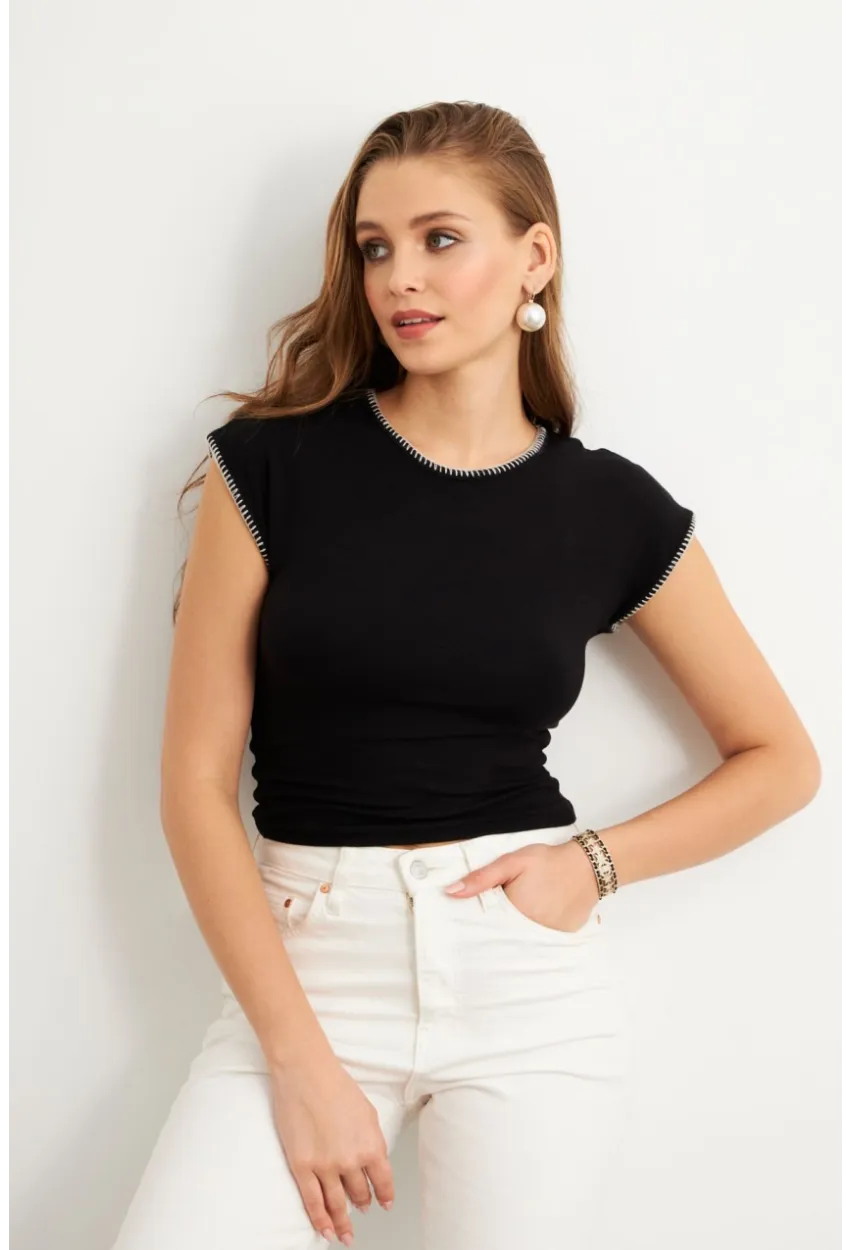 Kadın Siyah Kontrast Dikişli T-Shirt FLU766
