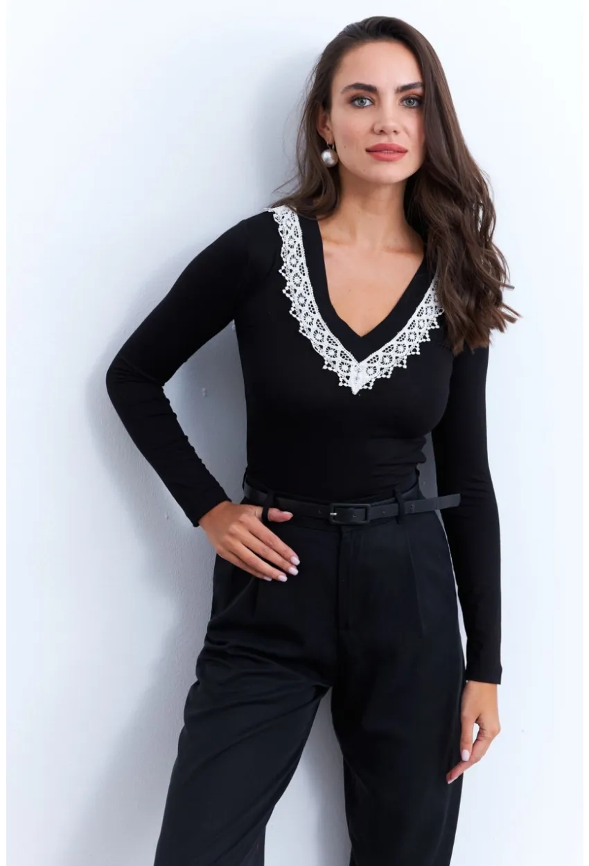Kadın Siyah Kroşe Aksesuarlı V Yaka Bluz EY2969