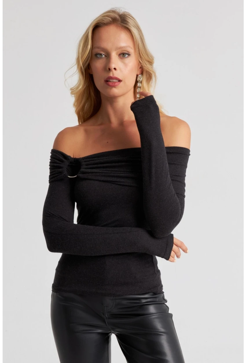 Kadın Siyah Madonna Yaka Halkalı Bluz EY2669