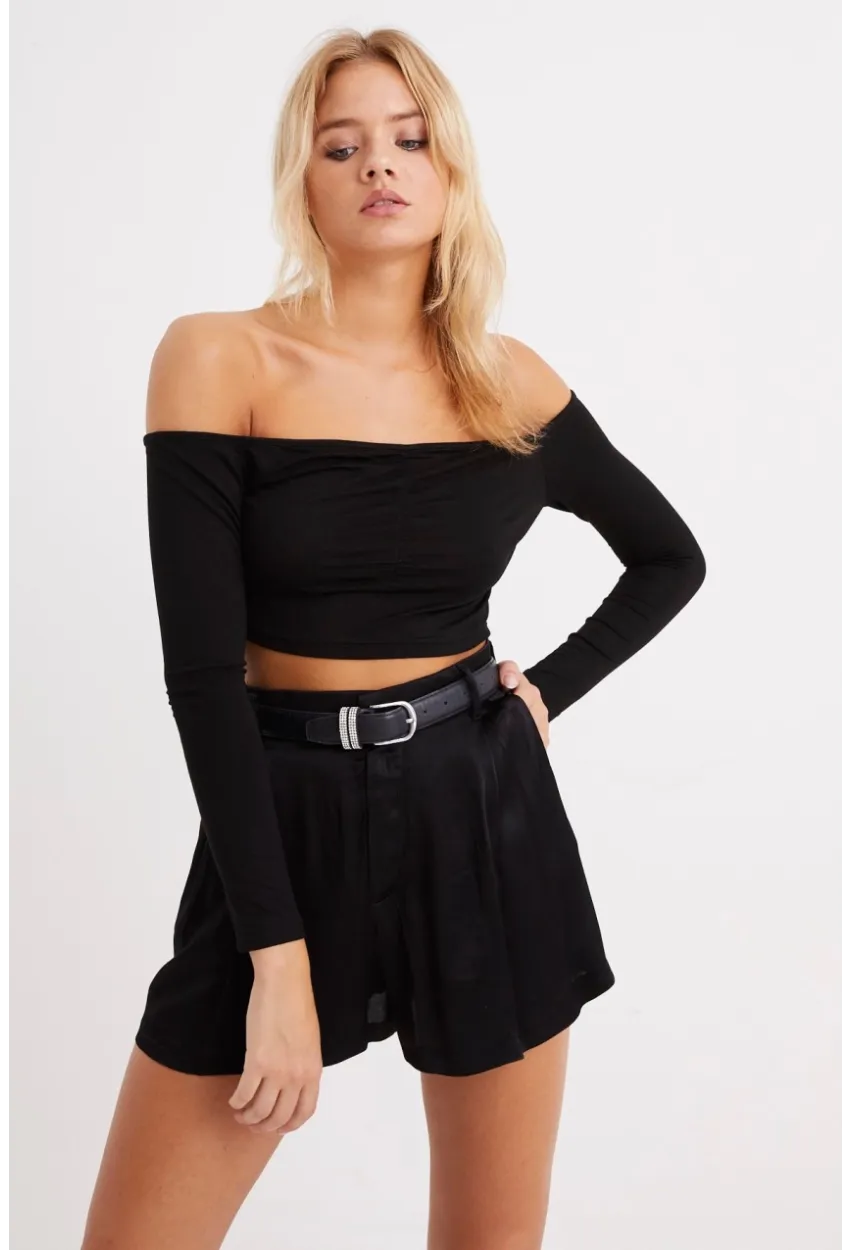 Kadın Siyah Madonna Yaka Önü Büzgülü Crop Bluz B153