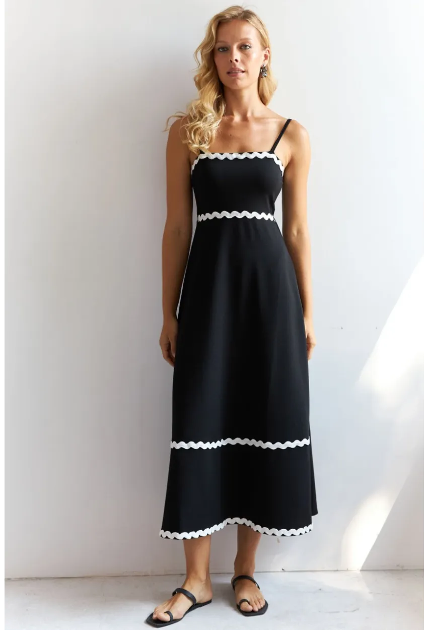 Kadın Siyah Nakış Detaylı Midi Elbise HOL2128