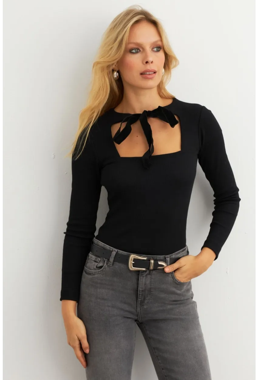 Kadın Siyah Önü Bağlamalı Kare Yaka Bluz EY3008