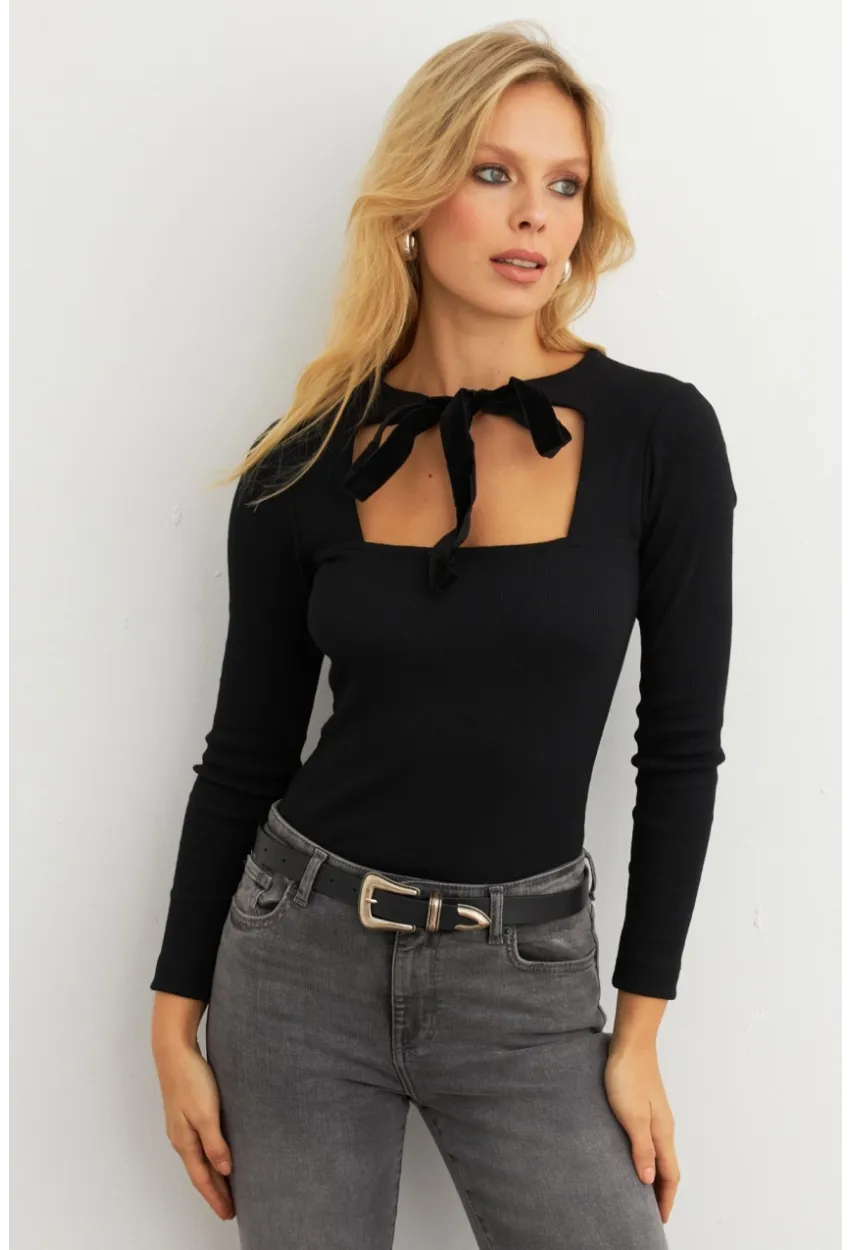 Kadın Siyah Önü Bağlamalı Kare Yaka Bluz EY3008