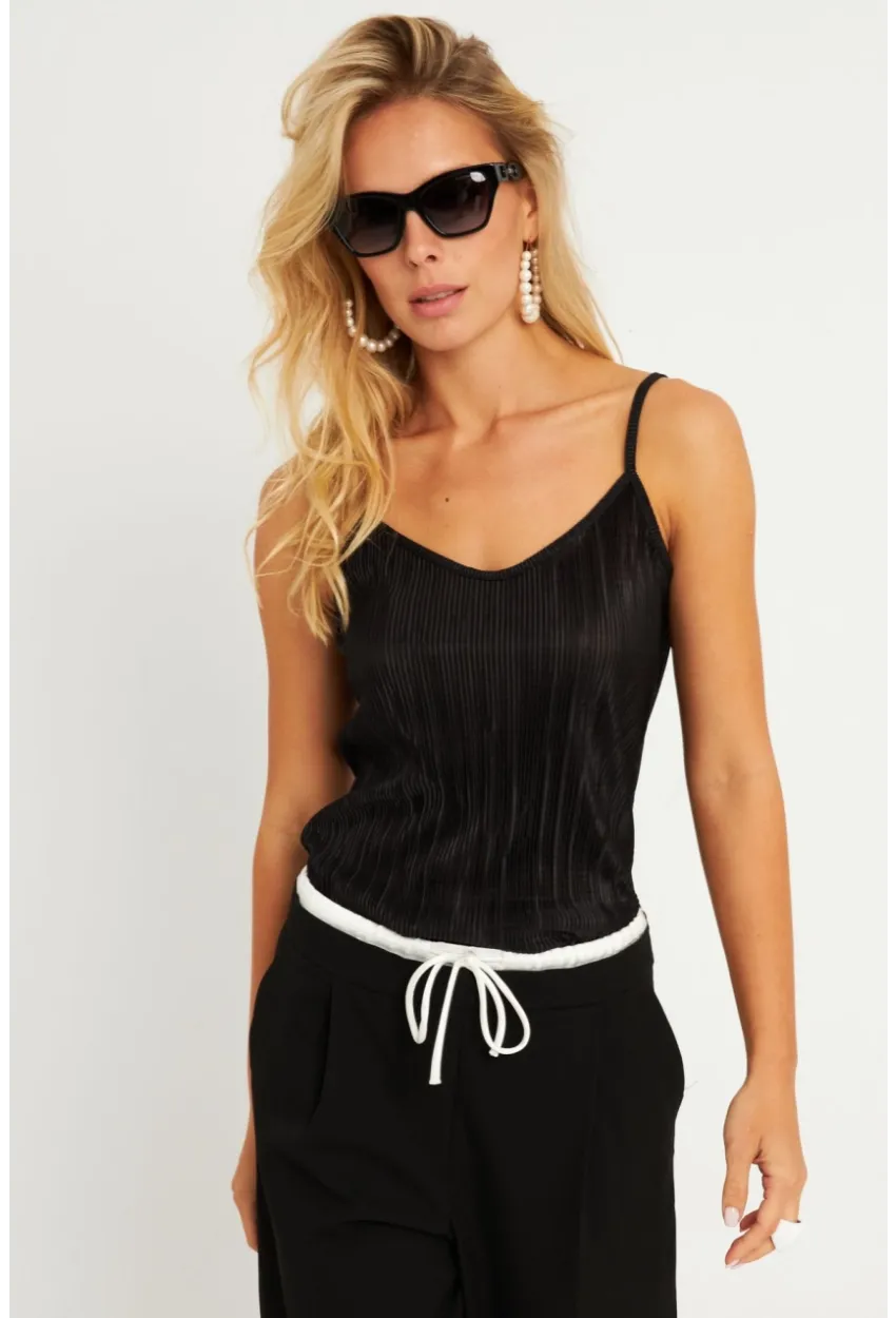 Kadın Siyah Piliseli Askılı Bluz DMR004