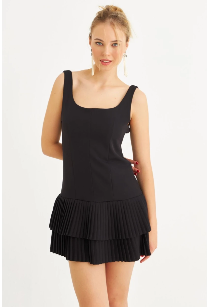 Kadın Siyah Sırt Dekolteli Fırfırlı Şortlu Mini Elbise FRY101