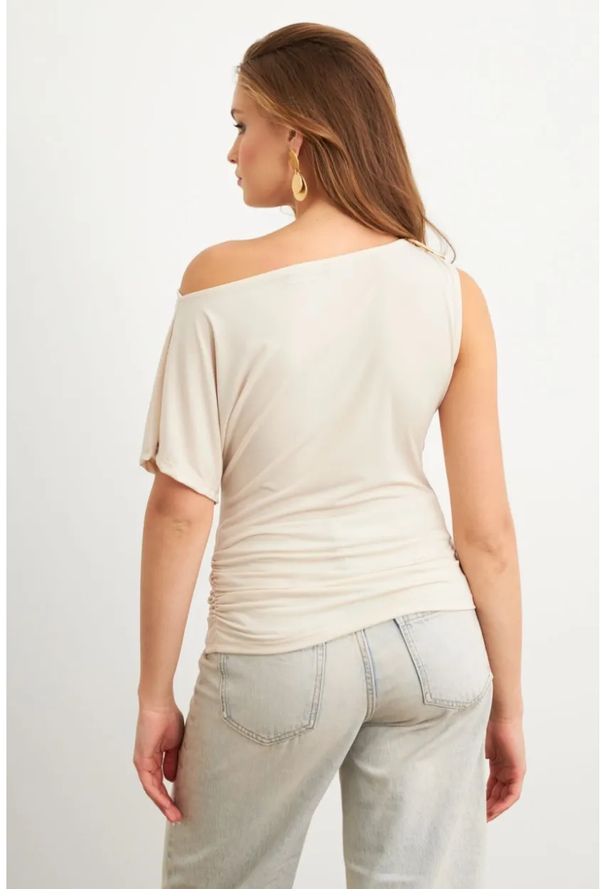 Kadın Vanilya Aksesuarlı Asimetrik Kol Bluz VA102