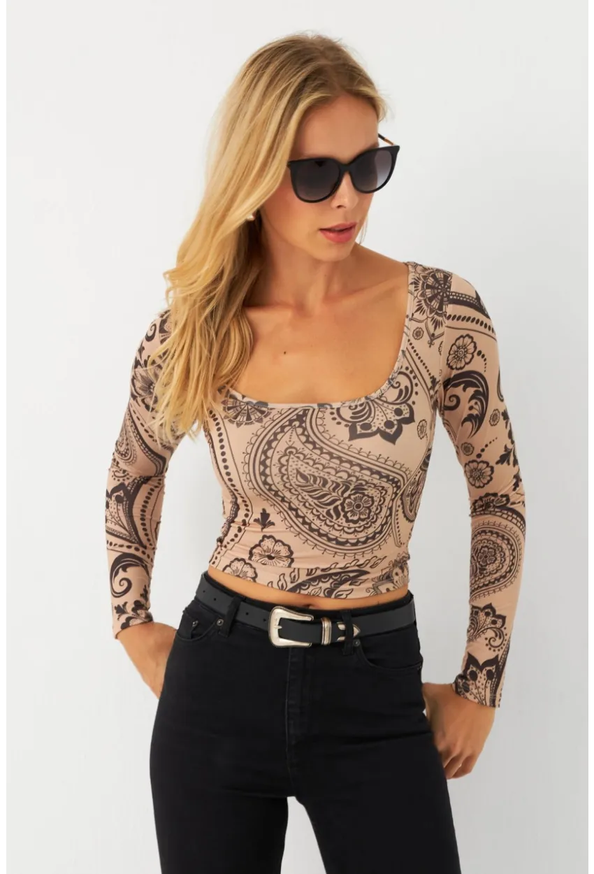 Kadın Vanilya-Siyah Kare Yaka Desenli Crop Bluz LİK13