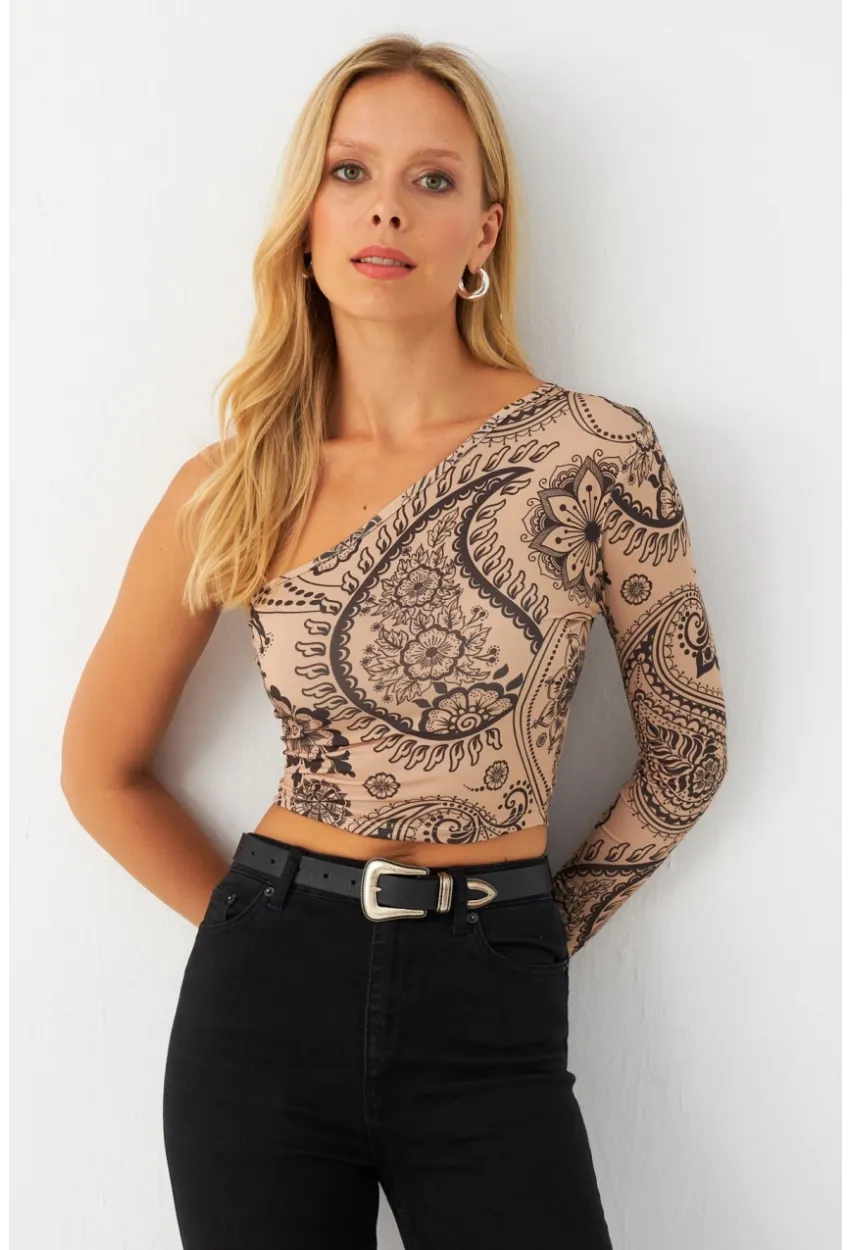 Kadın Vanilya-Siyah Tek Omuz Desenli Crop Bluz LİK14