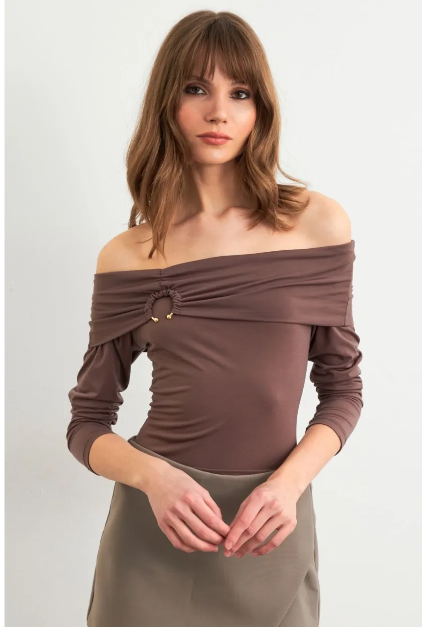 Kadın Vizon Halka Aksesuarlı Madonna Yaka Crop Bluz RLO3043