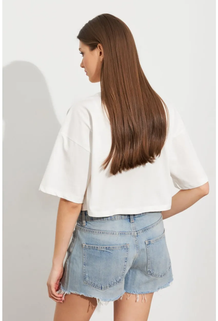 Kadın Beyaz Ayıcık Nakışlı Crop T-Shirt ATS8700