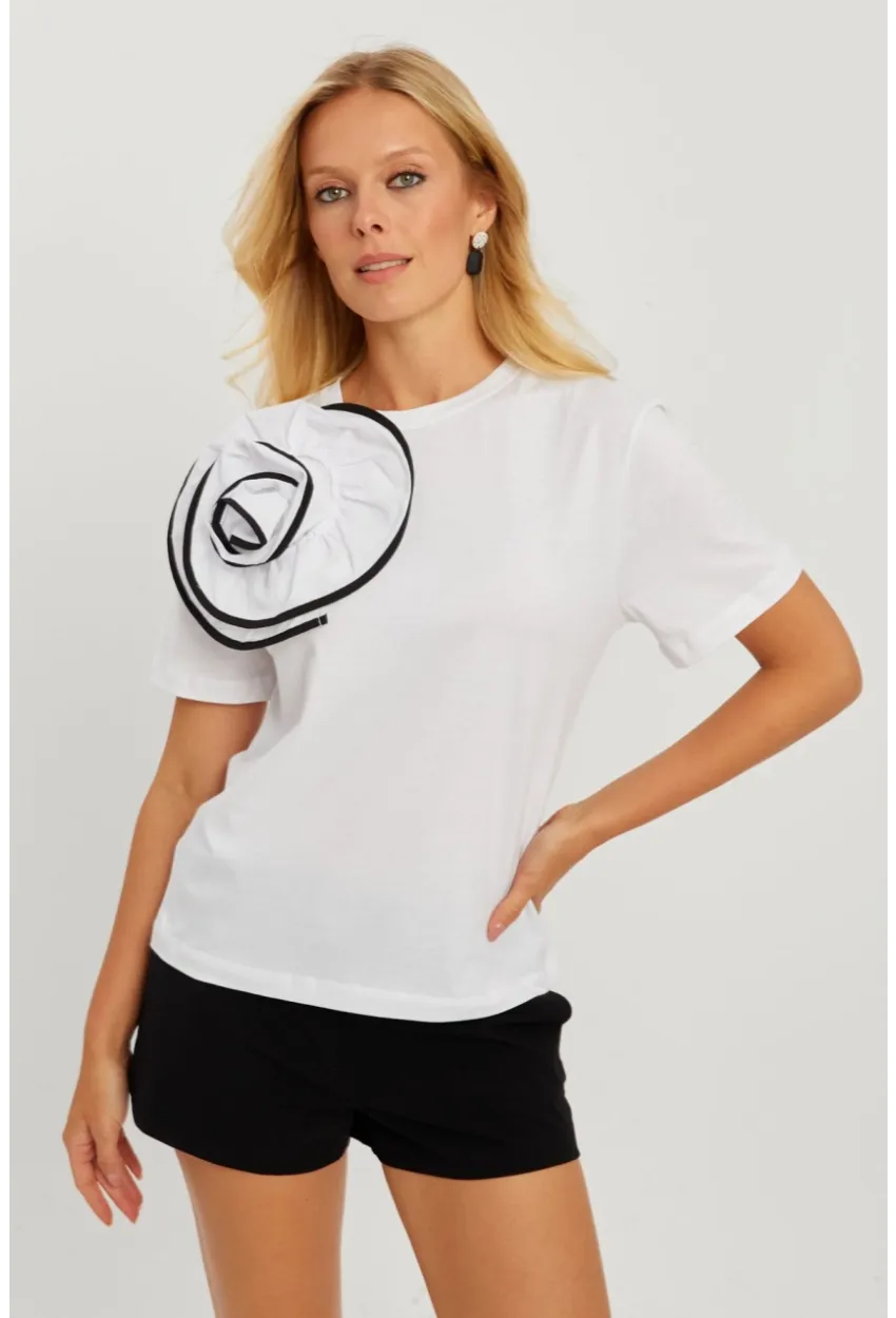 Kadın Beyaz Gül Aksesuarlı T-Shirt SF12740