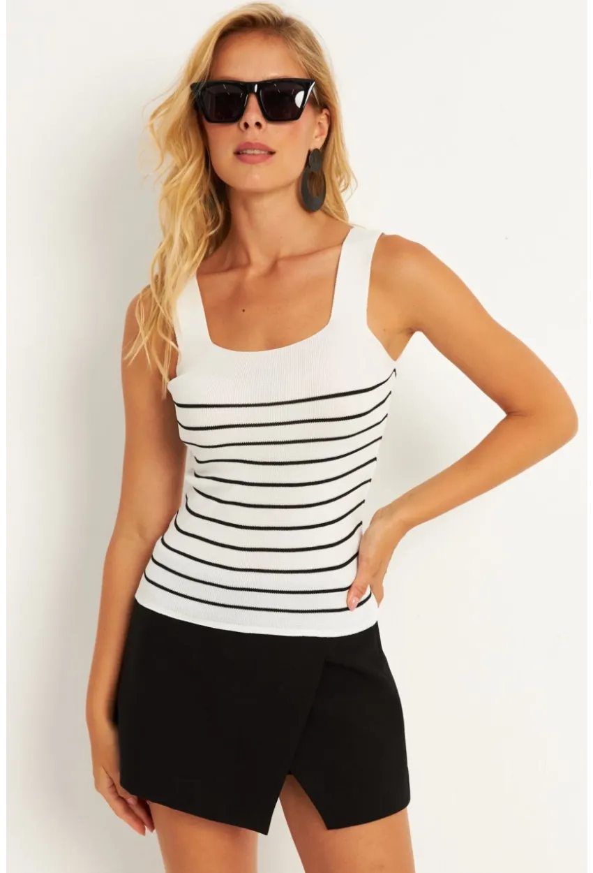 Kadın Beyaz Kare Yaka Çizgili Triko Bluz KAZ15