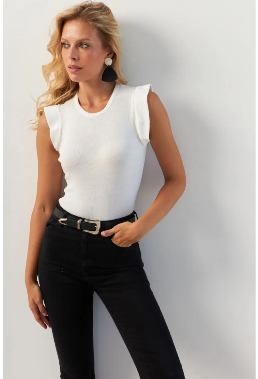 Kadın Beyaz Omuzları Fırfırlı Bluz MK23