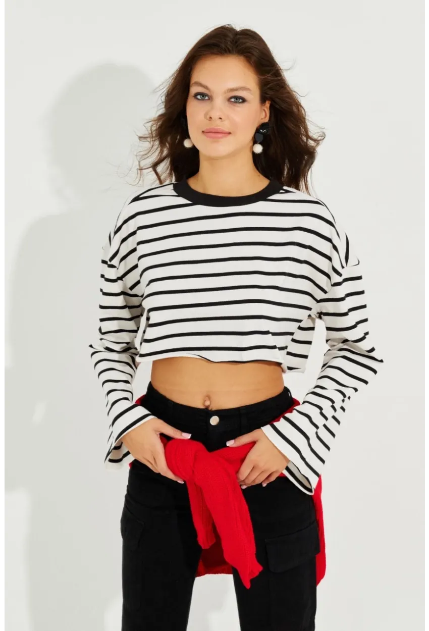 Kadın Beyaz-Siyah Çizgili Crop Sweatshirt EZG501