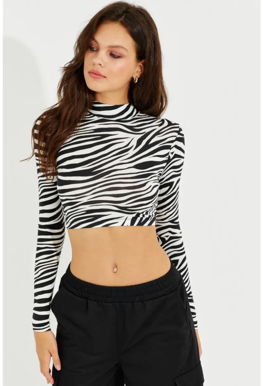 Kadın Beyaz-Siyah Sırtı Açık Zebra Desenli Crop Bluz LPP1232