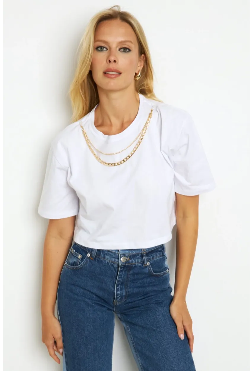 Kadın Beyaz Zincir Aksesuarlı Kısa T-Shirt HT109