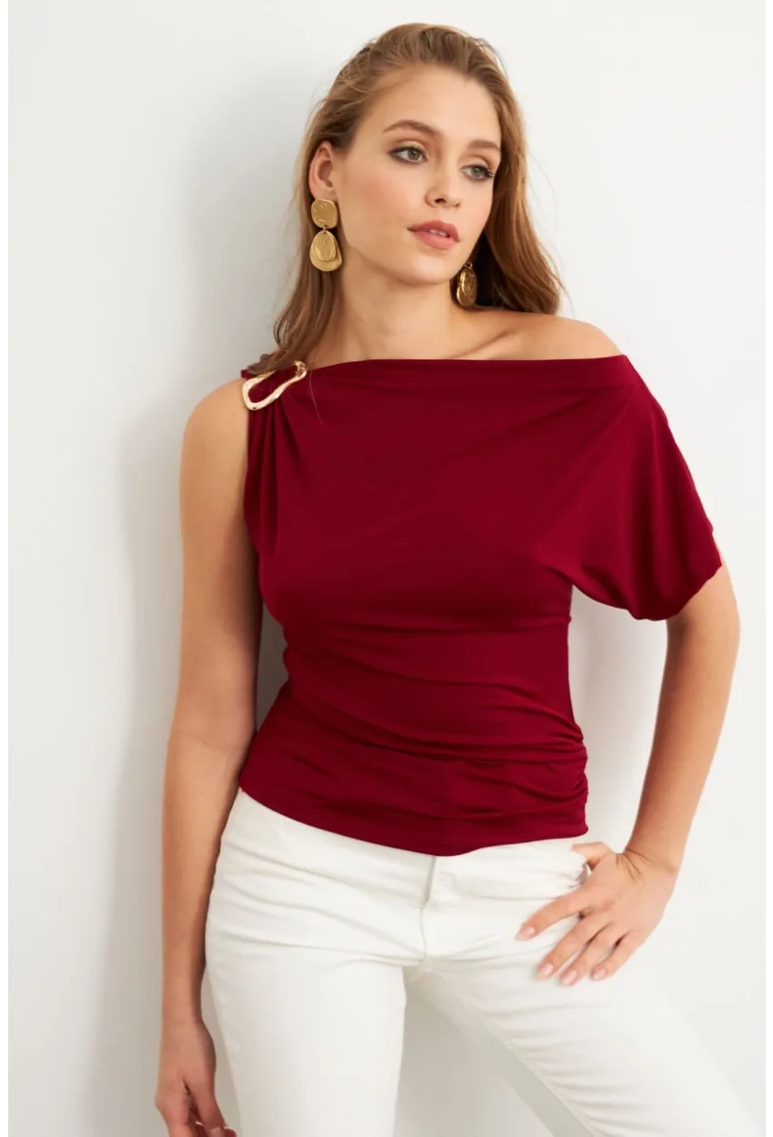 Kadın Bordo Aksesuarlı Asimetrik Kol Bluz VA102
