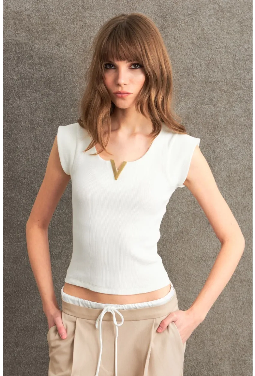 Kadın Ekru Aksesuarlı Kolsuz Bluz RLO101