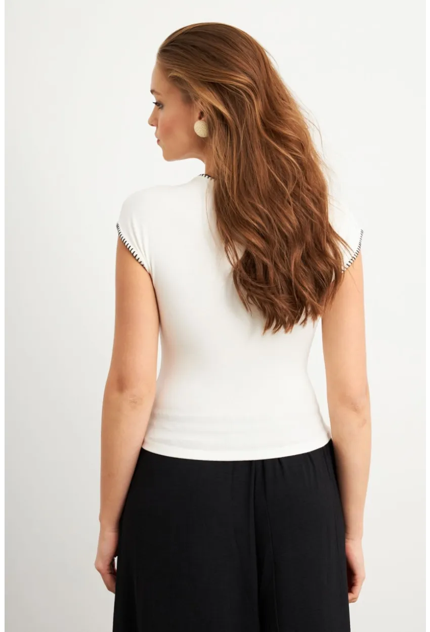 Kadın Ekru Kontrast Dikişli T-Shirt FLU766