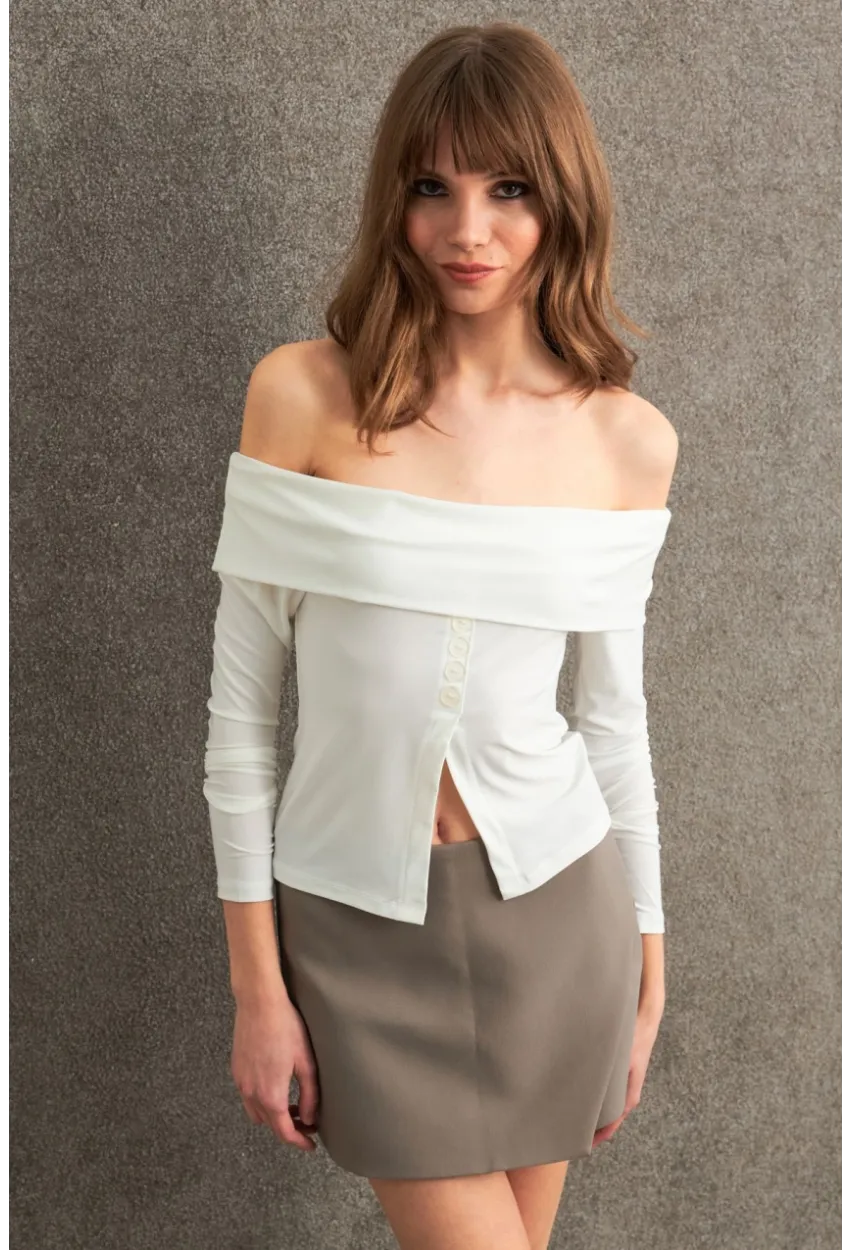 Kadın Ekru Madonna Yaka Yırtmaçlı Crop Bluz ELT4034