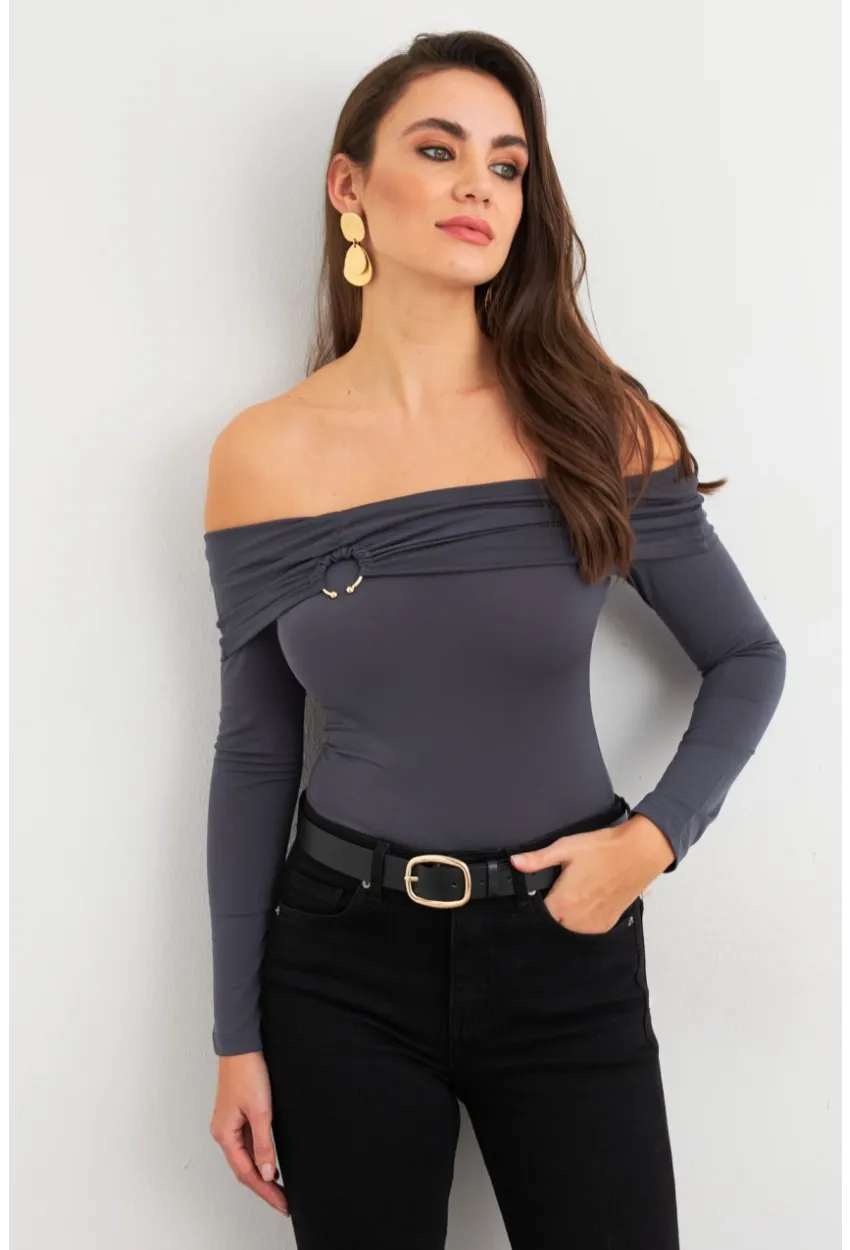 Kadın Gri Halka Aksesuarlı Madonna Yaka Crop Bluz RLO3043