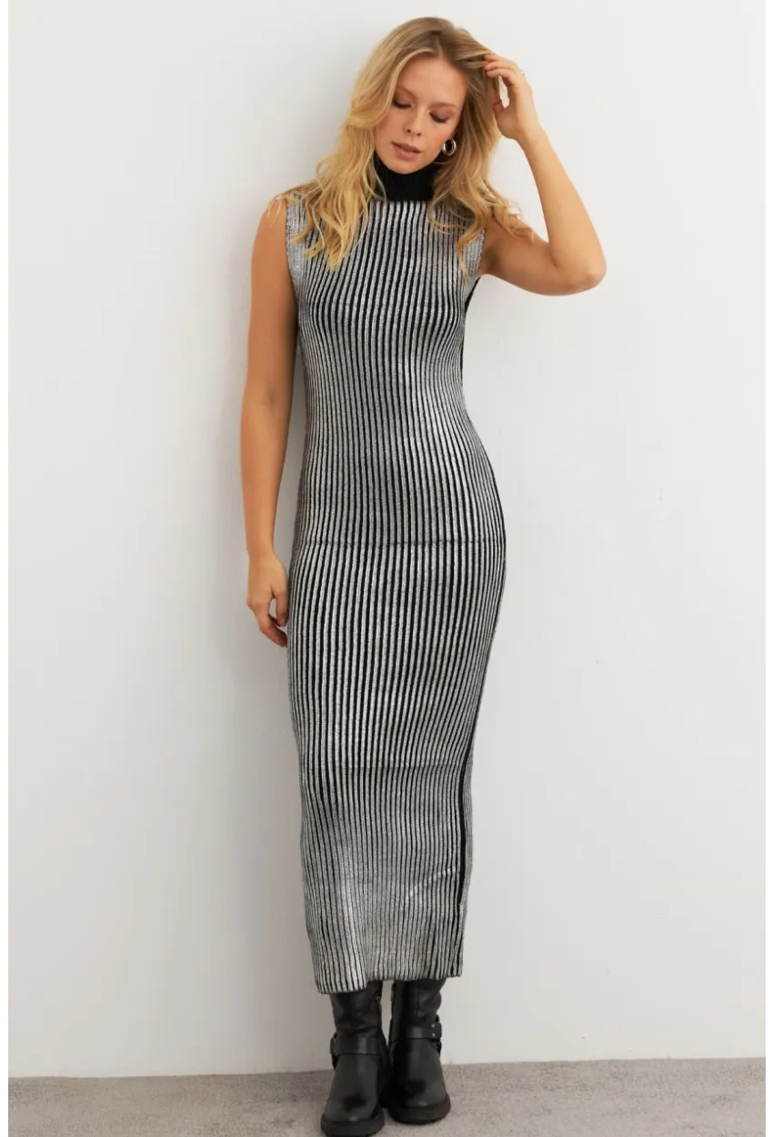 Kadın Gümüş Rengi Varaklı Balıkçı Maxi Elbise RM599