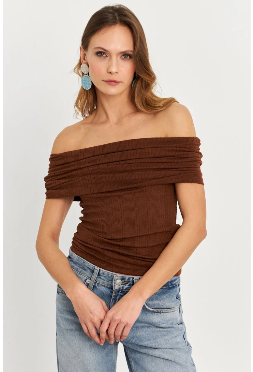 Kadın Kahverengi Kolsuz Madonna Yaka Bluz TF51