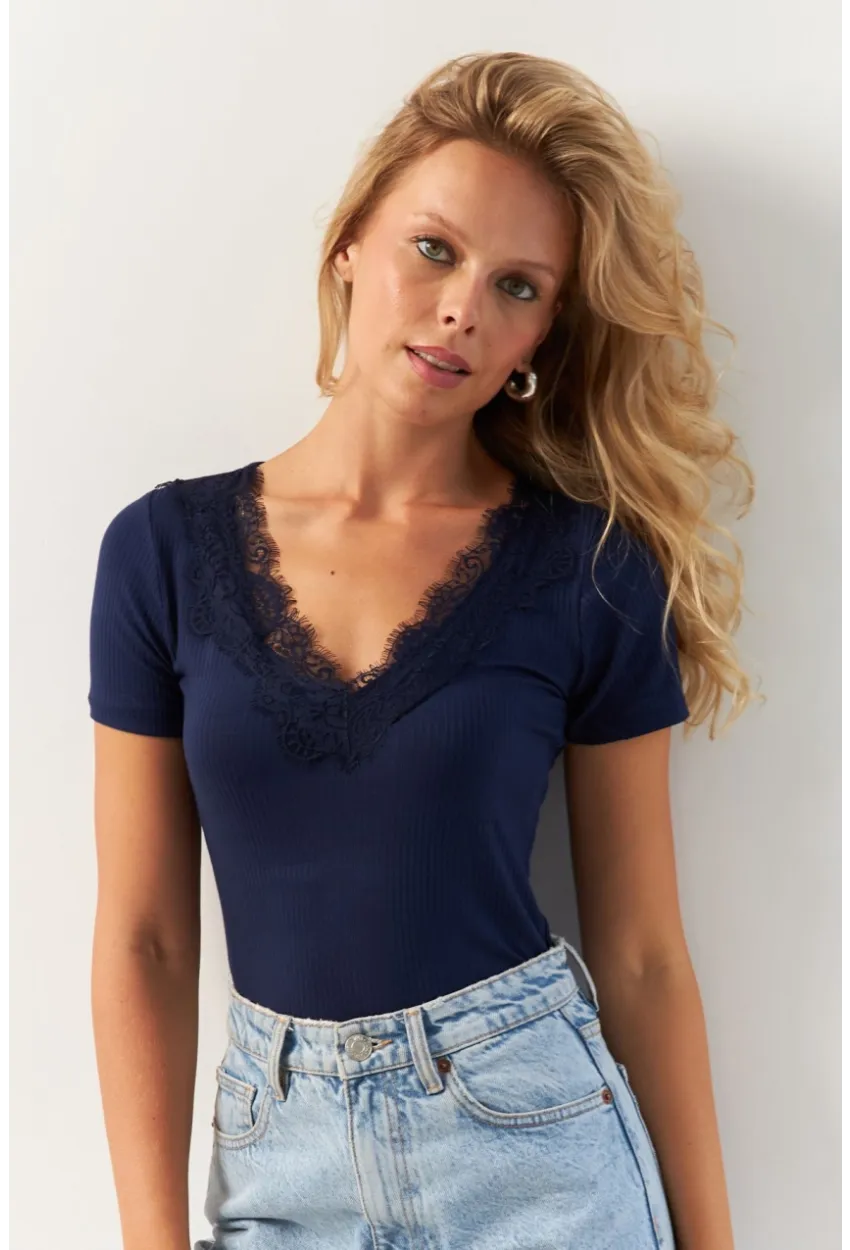Kadın Lacivert Dantel Detaylı Bluz AYD374