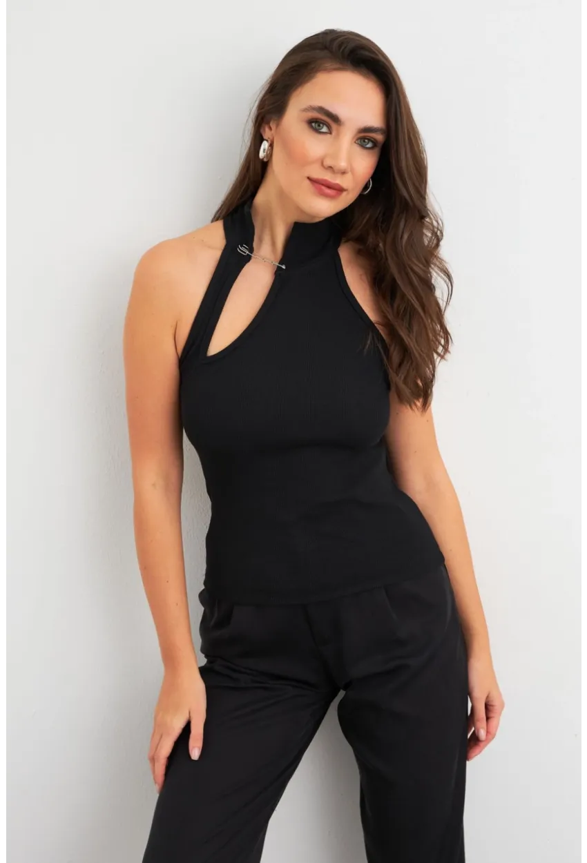 Kadın Siyah Aksesuarlı Pencereli Kolsuz Bluz EY3028