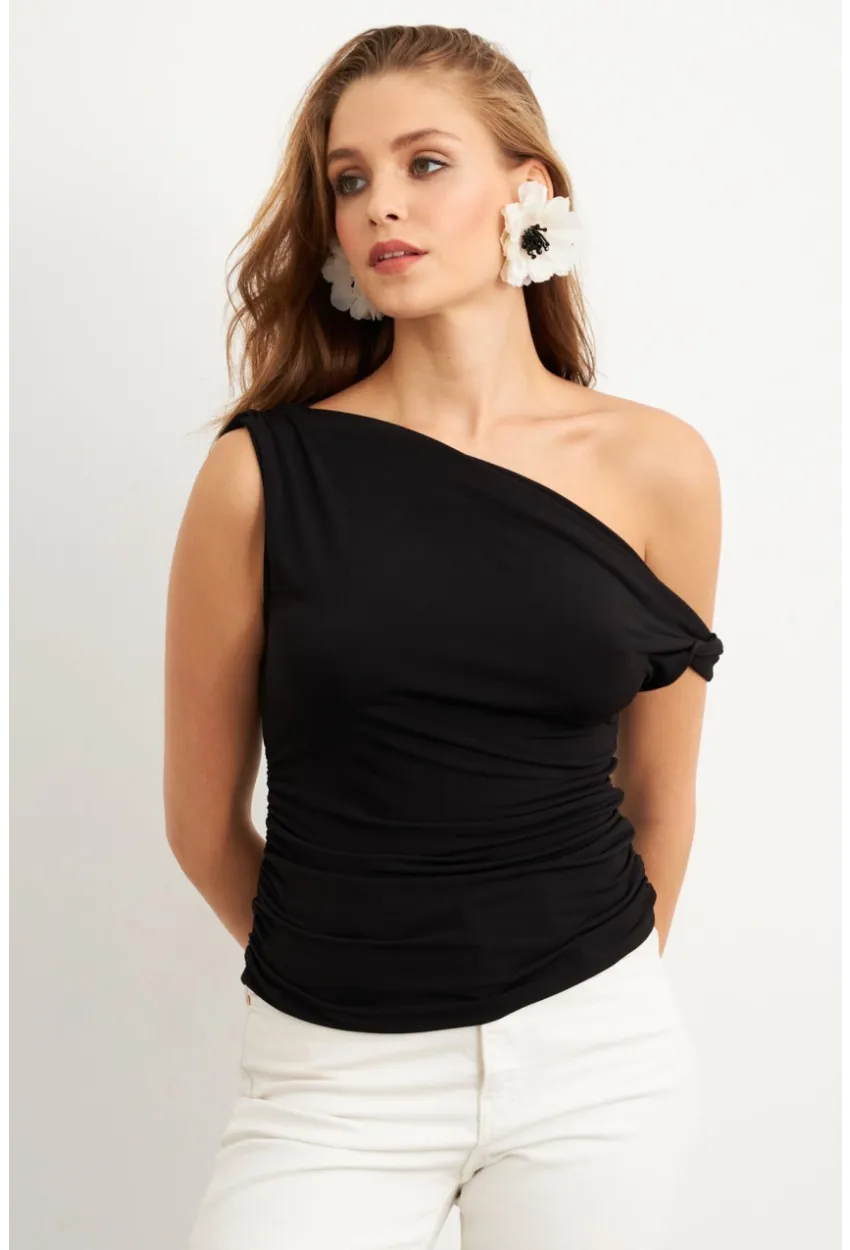 Kadın Siyah Asimetrik Kol Bluz VA100